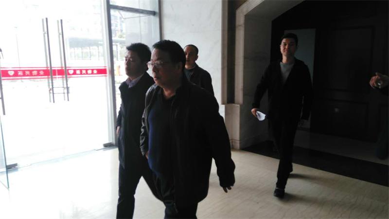 集团公司总经理万先逵、副总经理周志宏一行亲临利民佳苑幼区现场领导工作